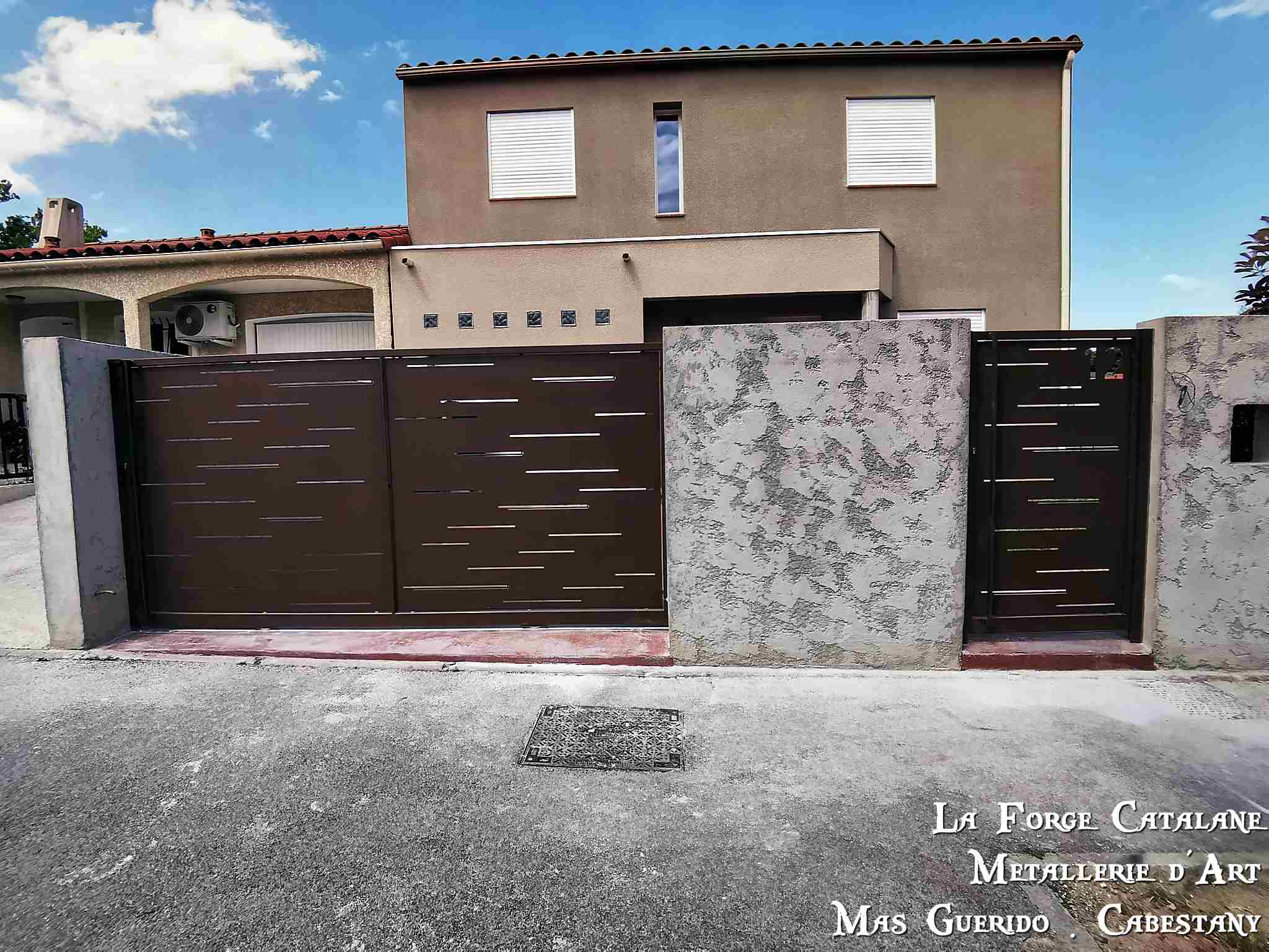 portail coulissant en decoupe laser et portillon forge catalane.jpg